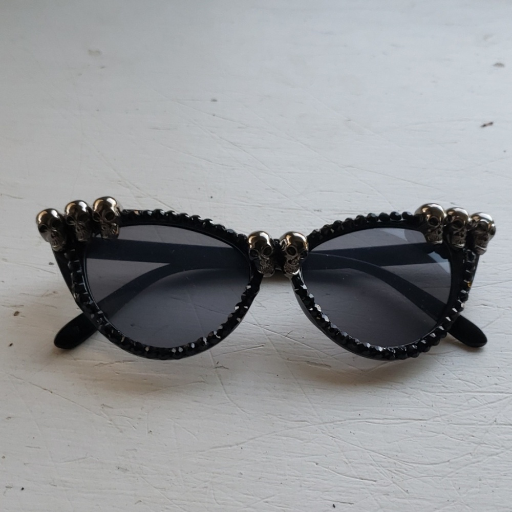 Skull Cat eye sunglasses with rhinestones
